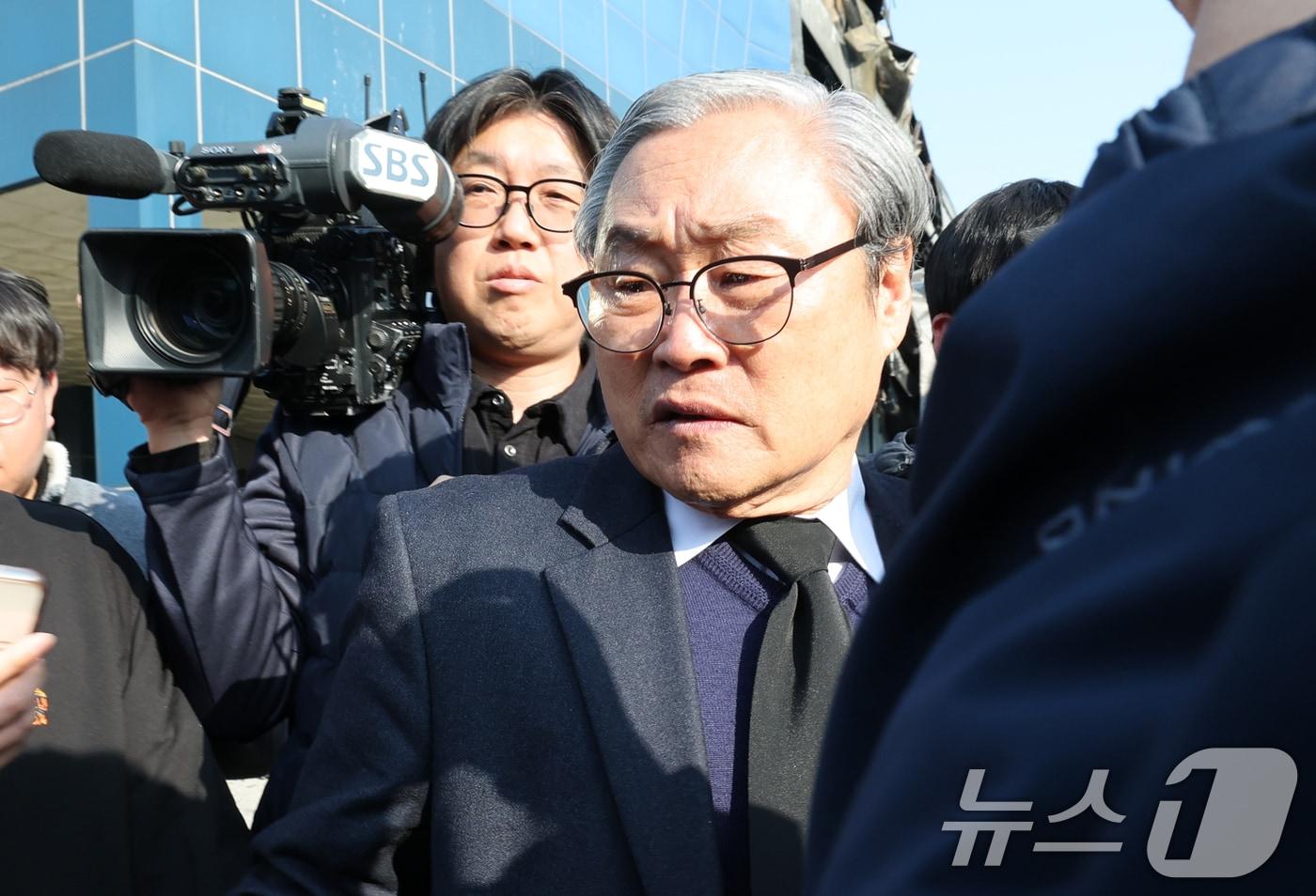 본문 이미지 - 손주환 안전공업 대표가 23일 경찰·대전노동청 관계자들이 화재로 74명의 인명피해가 발생한 대전 대덕구 안전공업에 대해 압수수색을 진행하는 안전공업 사무실을 나서고 있다. 2026.3.23 ⓒ 뉴스1 김기태 기자