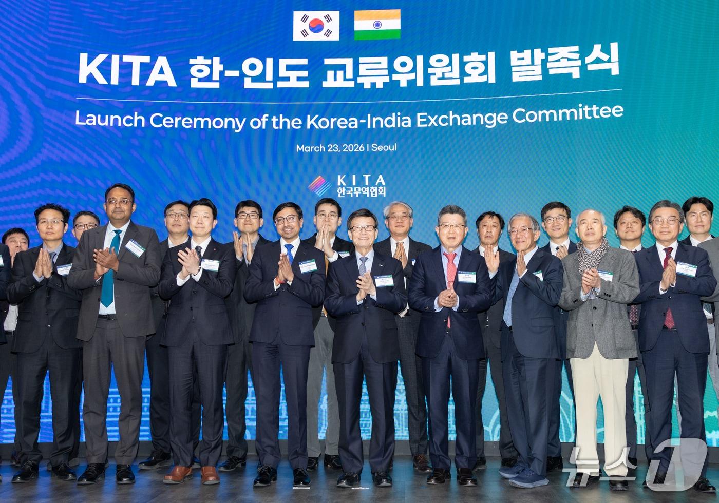 본문 이미지 - 23일 서울 강남구 삼성동 코엑스에서 개최된  '한-인도 교류위원회 발족식'에서 참석자들이 기념 촬영을 하고 있다. (첫번째줄 왼쪽에서 세번째부터) 고랑랄 다스 주한 인도 대사, 윤진식 한국무역협회 회장. (무역협회 제공)