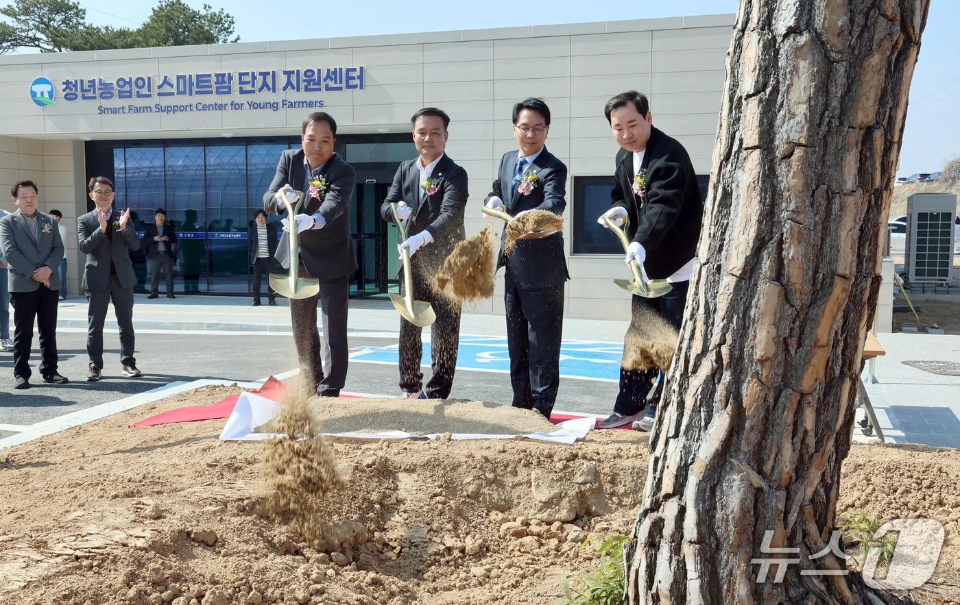 본문 이미지 - 전북 고창군 성송면 판정리 190번지 일원에서 청년농업인 스마트팜 단지 준공식이 열렸다.(고창군 제공. 재판매 및 DB금지)