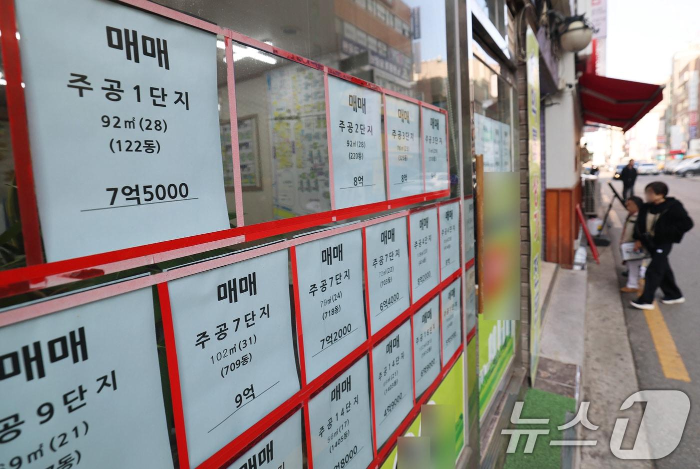 본문 이미지 - 23일 서울 노원구 한 부동산에 전월세 임대 매물 대신 매매 매물 정보만 가득하다. 2026.3.23 ⓒ 뉴스1 오대일 기자