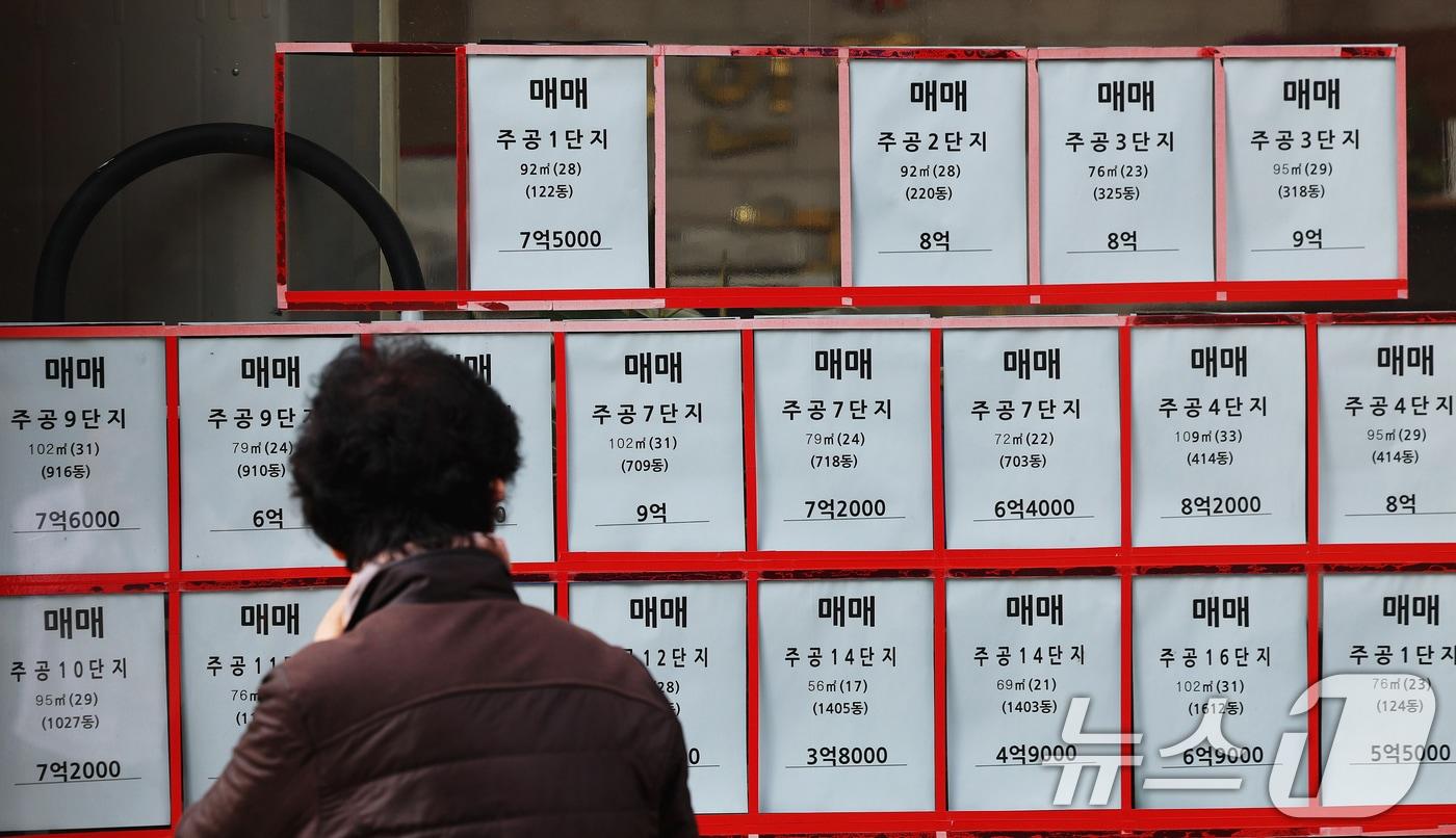 본문 이미지 - 서울 노원구 한 부동산에 전월세 임대 매물 대신 매매 매물 정보만 가득하다. (자료사진) ⓒ 뉴스1 오대일 기자