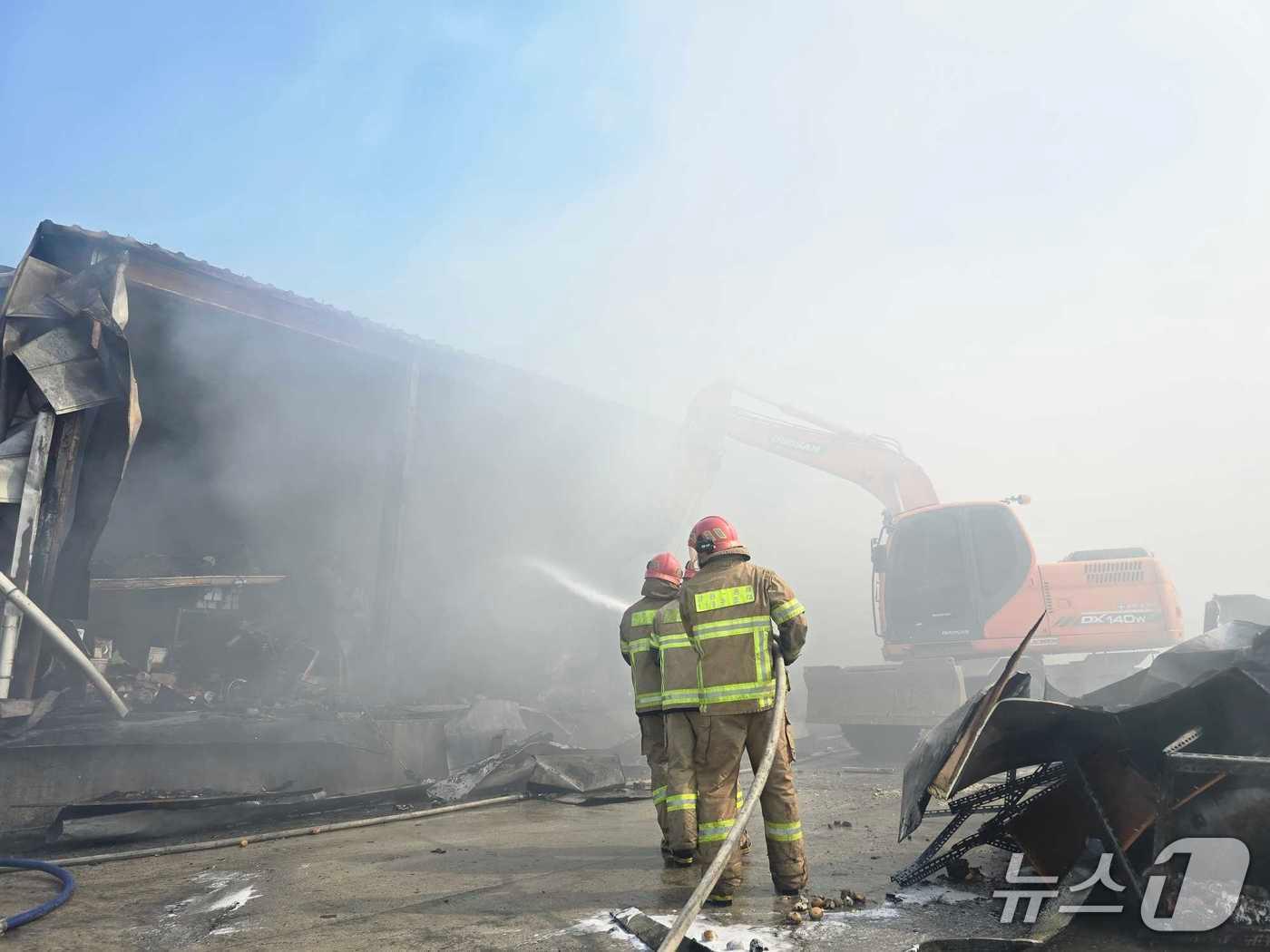 본문 이미지 - 23일 강원 동해시 이도동 식품업체 창고 화재 현장.(강원도소방본부 제공, 재판매 및 DB금지)