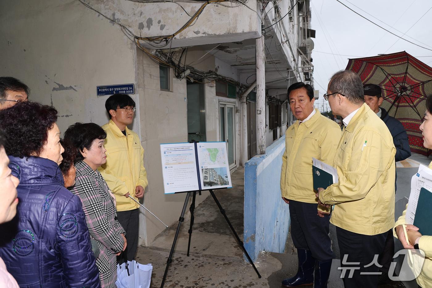 본문 이미지 - 부산 중구는 지난 18일 해빙기 안전사고 예방을 위해 노후 건축물과 옹벽에 대한 현장점검을 실시했다. (중구 제공. 재판매 및 DB금지)