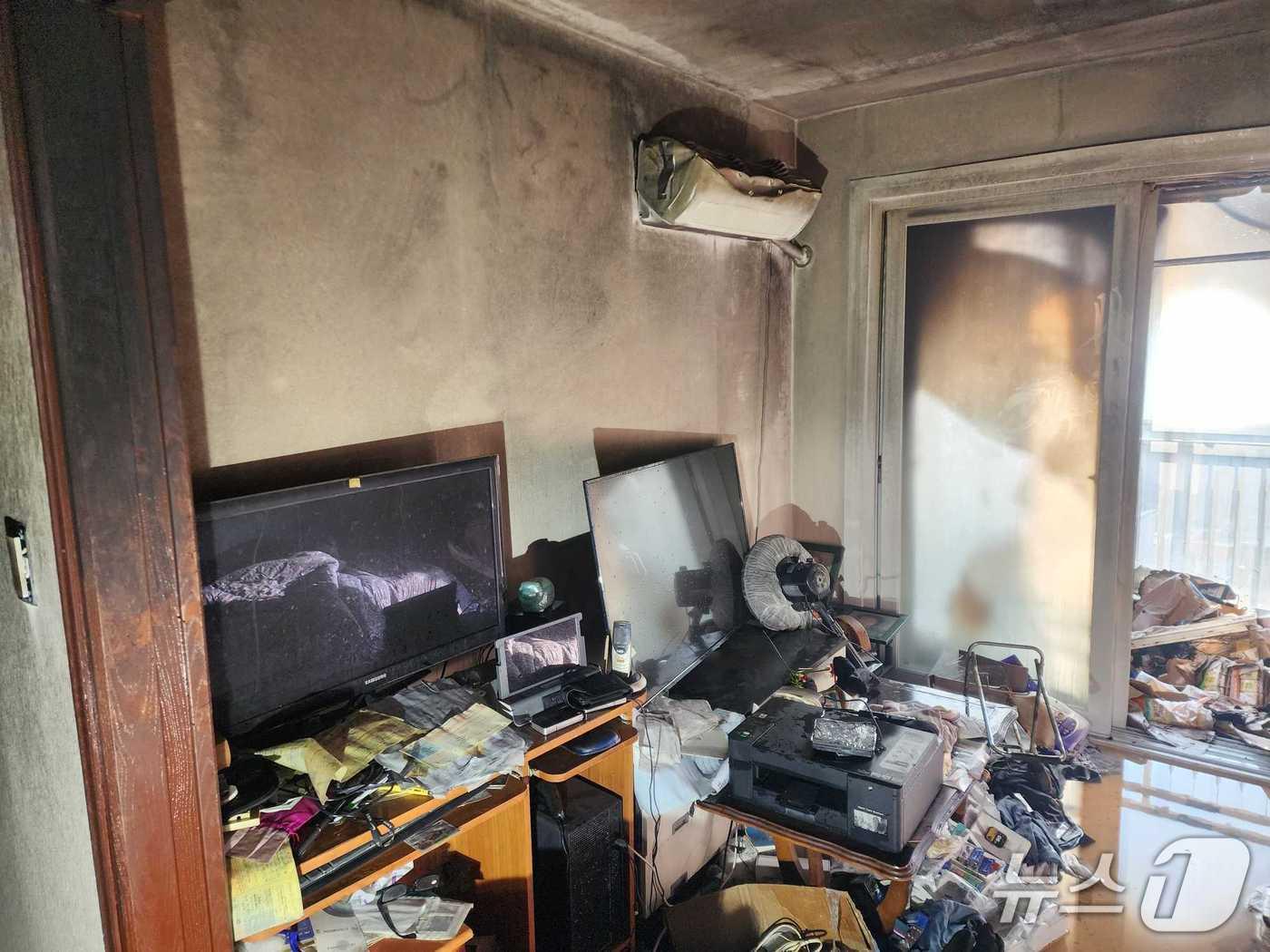 본문 이미지 - 강원 원주 명륜동 아파트 10층 화재 현장.(강원도소방본부 제공, 재판매 및 DB금지)