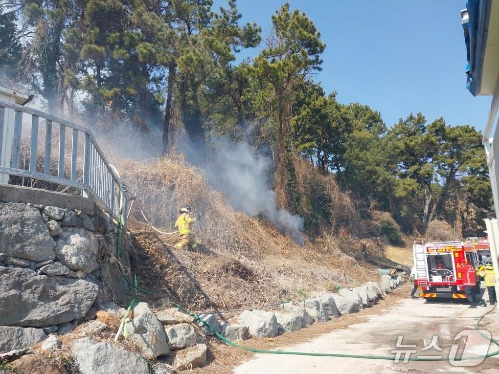 본문 이미지 - 통영 용남면 원평리에서 화재를 진화하고 있는 소방 대원들.(경남소방본부 제공. 재판매 및 DB금지)