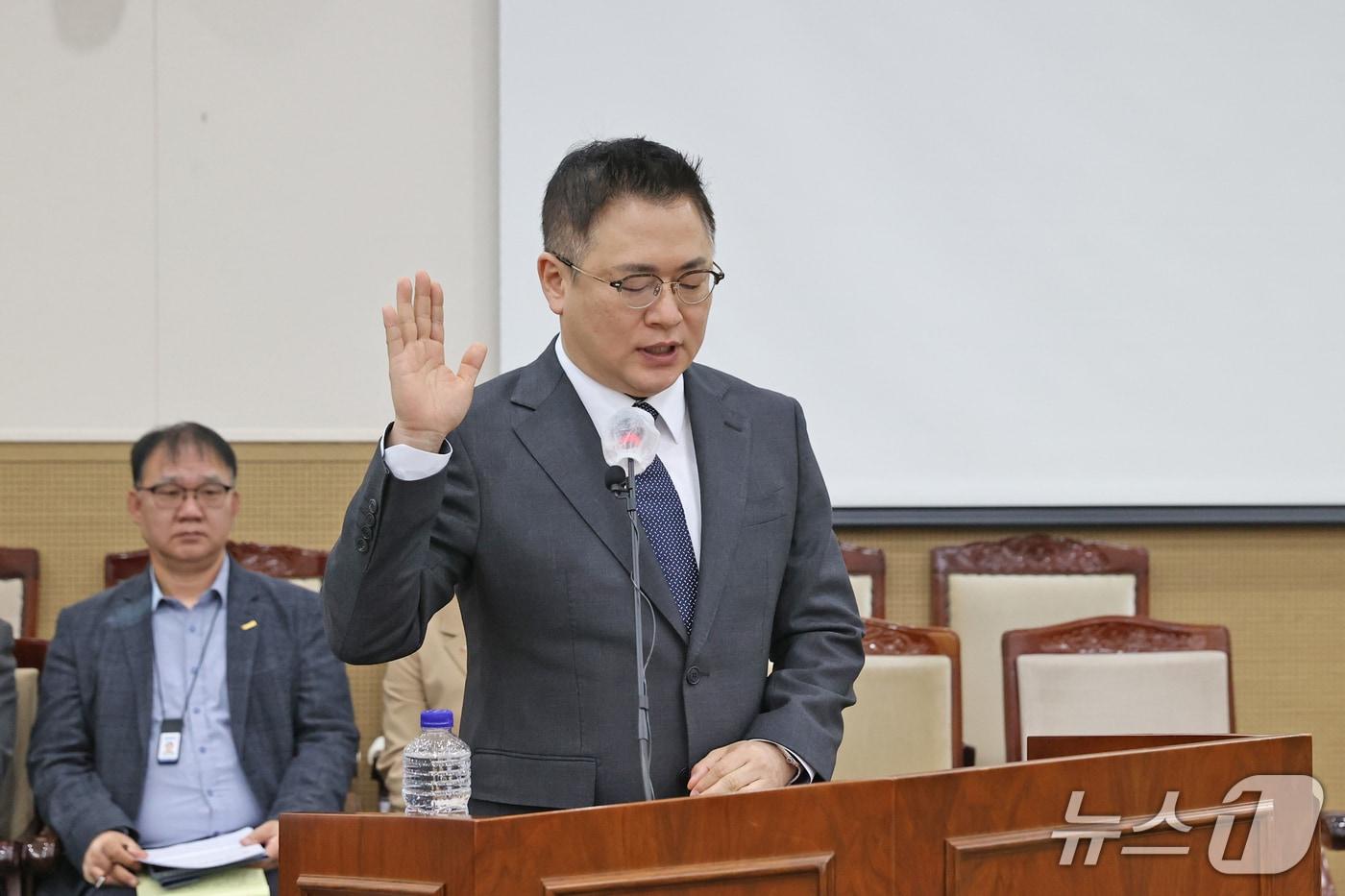 본문 이미지 - 김영성 강원 원주의료기기산업진흥원장 후보자(54)가 23일 원주시의회에서 원주의료기기산업진흥원장 인사청문특별위원회에 참석해 일정을 소화하고 있다. (원주시의회 제공. 재판매 및 DB금지) 2026.3.23/뉴스1