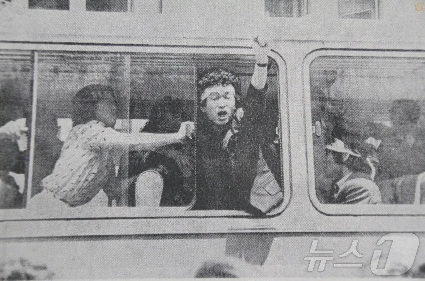 본문 이미지 - 신정훈 의원이 1985년 5·18민주화운동에 대한 미국 책임을 외치며 서울 5개 대학교 학생들과 서울 을지로 미국문화원을 점거했다 검거, 호송되는 과정에서 호송차 문을 열고 외치고 있다.(SNS 캡쳐. 재배포 및 DB 금지) 2026.3.23 ⓒ 뉴스1