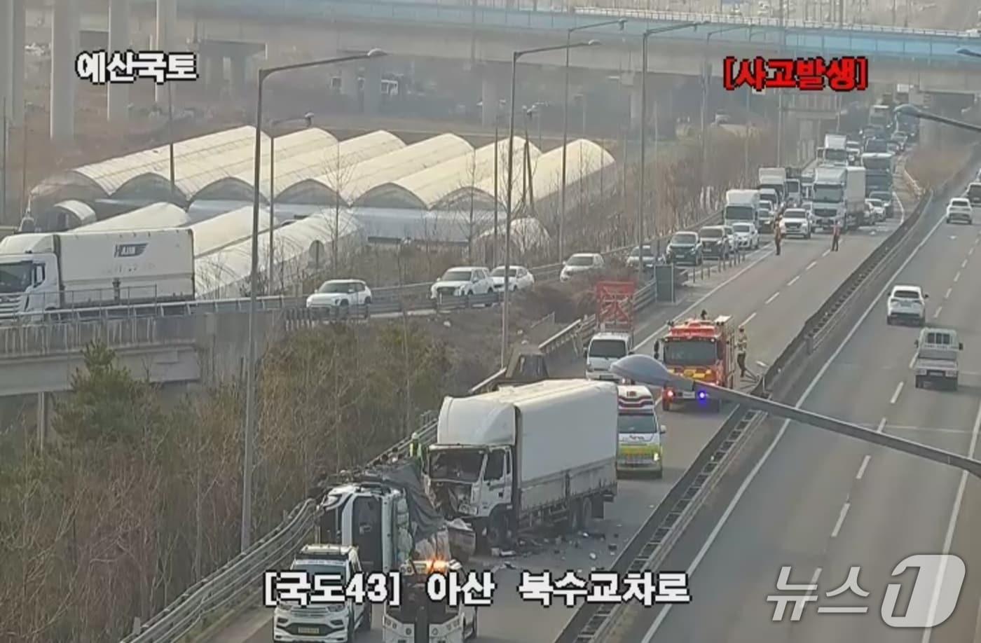 본문 이미지 - 아산 북수교차로 사고.(CCTV 화면 캡처.)