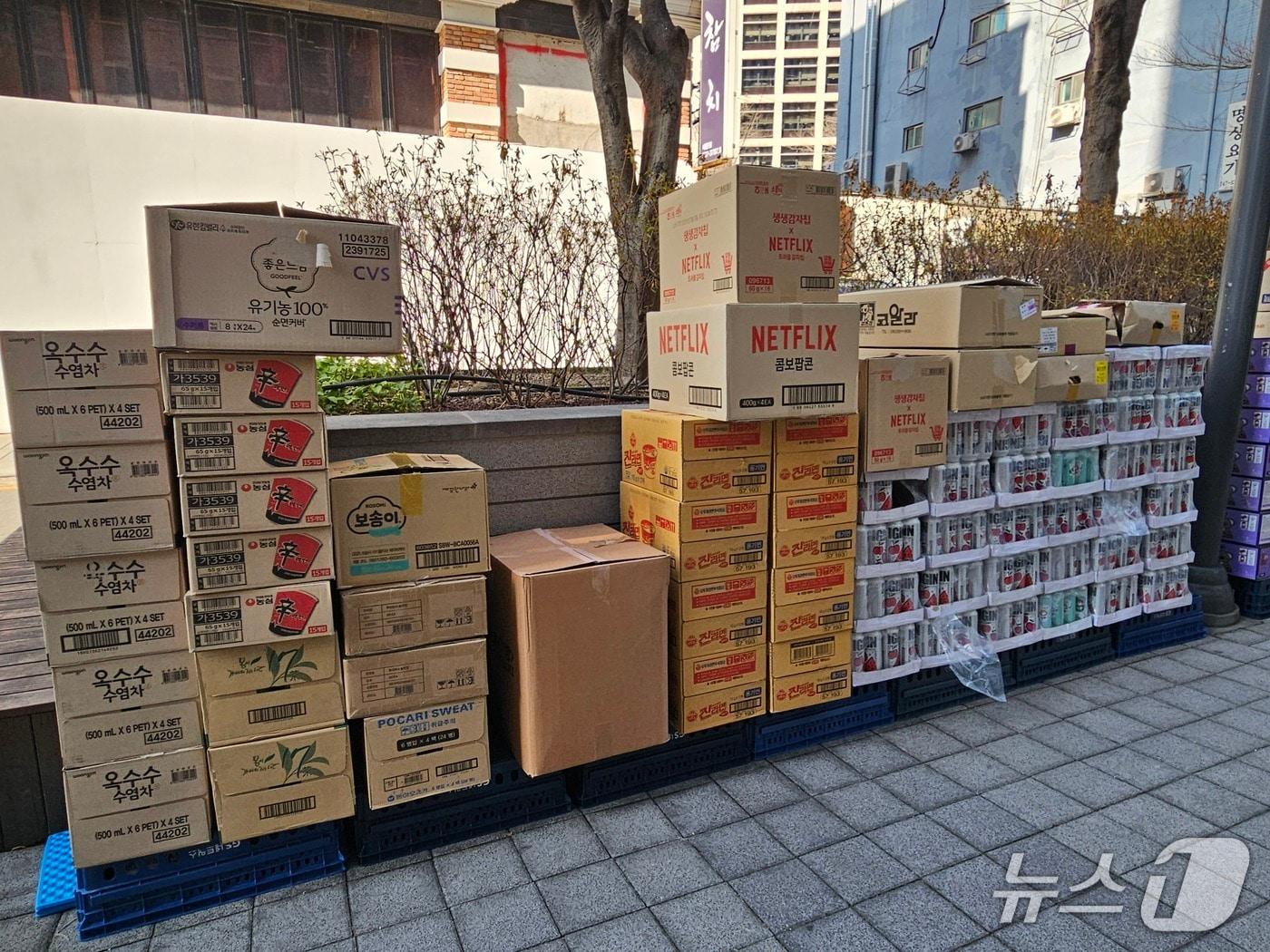 본문 이미지 - 서울 종로구 광화문 인근 GS25 매장 앞에 쌓여 있는 재고들 2026.3.23 ⓒ 뉴스1 박혜연 기자