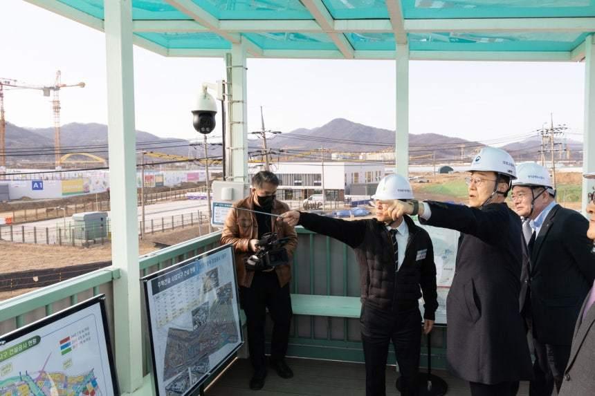 본문 이미지 - 김윤덕 국토교통부 장관이 19일 남양주왕숙 공공주택지구를 찾아 공정 현황을 점검하고 있다(국토교통부 제공).ⓒ 뉴스1