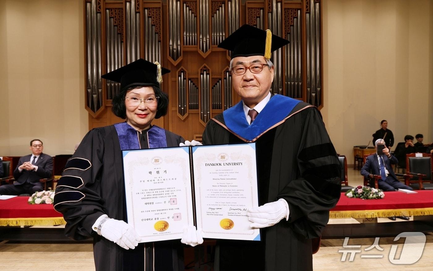 본문 이미지 - 안순철 단국대 총장(오른쪽)이 쿠닝 파타마 리스와드트라쿨IOC위원에게 명예경제학박사를 수여한 뒤 기념촬영을 하고 있다.(단국대 제공)