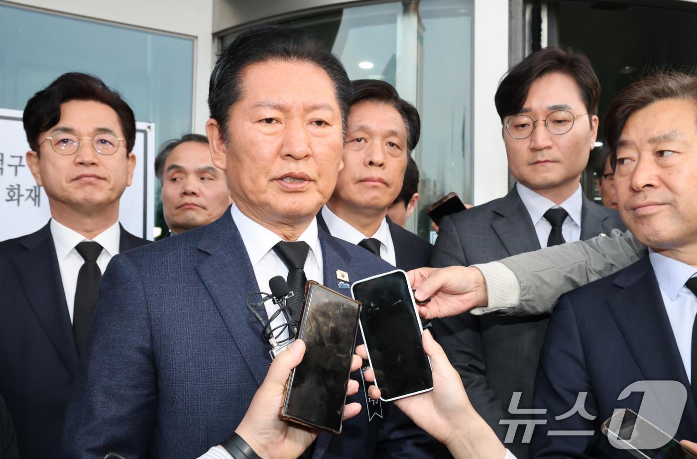 본문 이미지 - 정청래 더불어민주당 대표가 23일 대전시청 1층에 마련된 문평동 화재 희생자 합동분향소를 찾아 조문한 뒤 취재진의 질문에 답하고 있다. 2026.3.23 ⓒ 뉴스1 김기태 기자