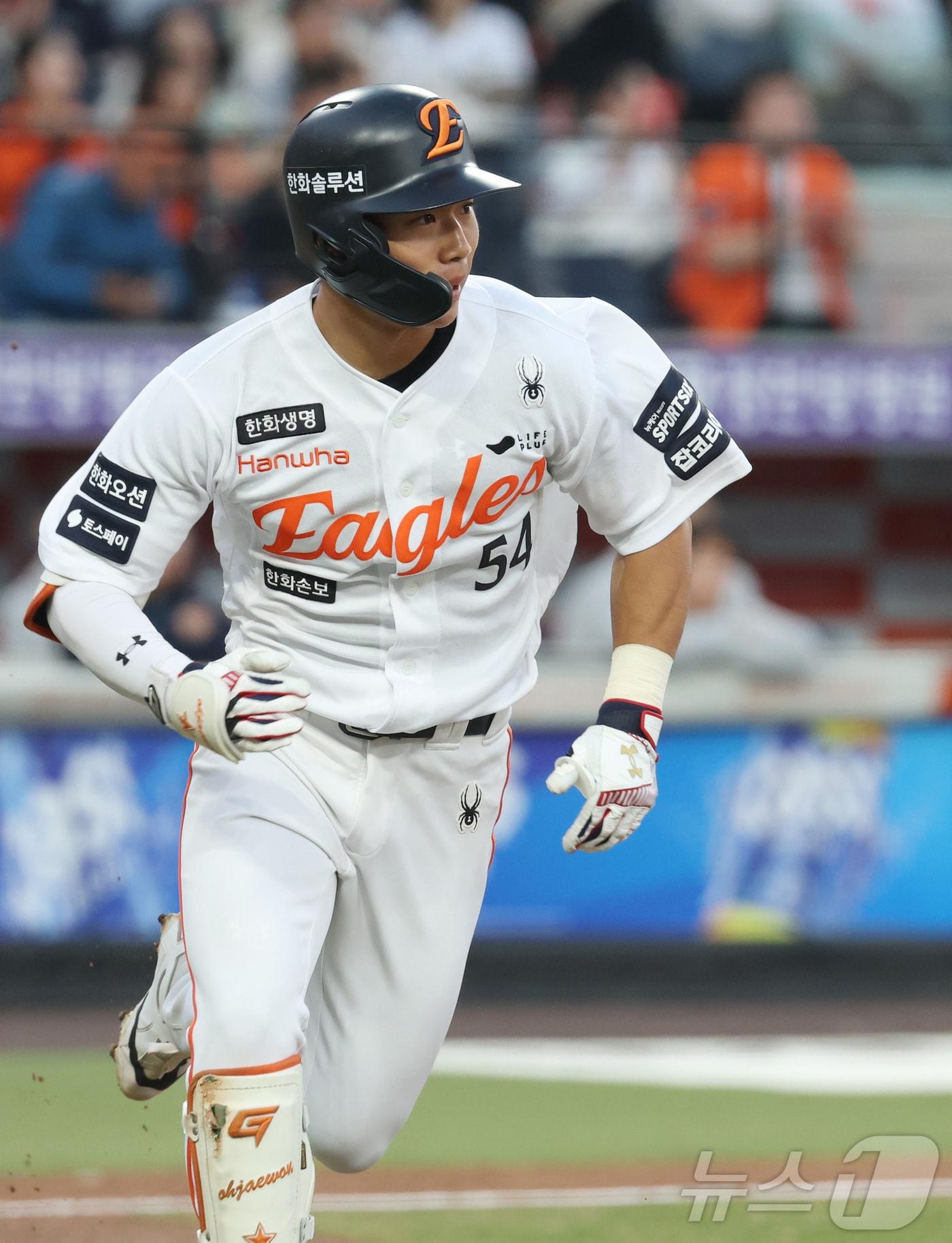 본문 이미지 - 23일 대전 한화생명볼파크에서 열린 2026 신한 SOL KBO리그 NC 다이노스와 한화 이글스의 시범경기에서 한화 오재원이 2회말 안타를 치고 있다. 2026.3.23 ⓒ 뉴스1 김기남 기자