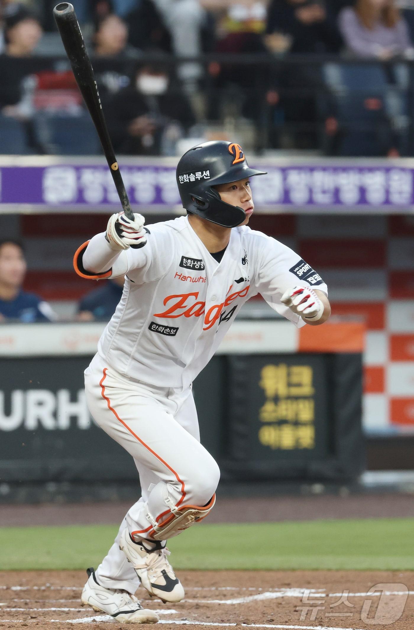 본문 이미지 - 23일 대전 한화생명볼파크에서 열린 2026 신한 SOL KBO리그 NC 다이노스와 한화 이글스의 시범경기에서 한화 오재원이 2회말 안타를 치고 있다. 2026.3.23 ⓒ 뉴스1 김기남 기자