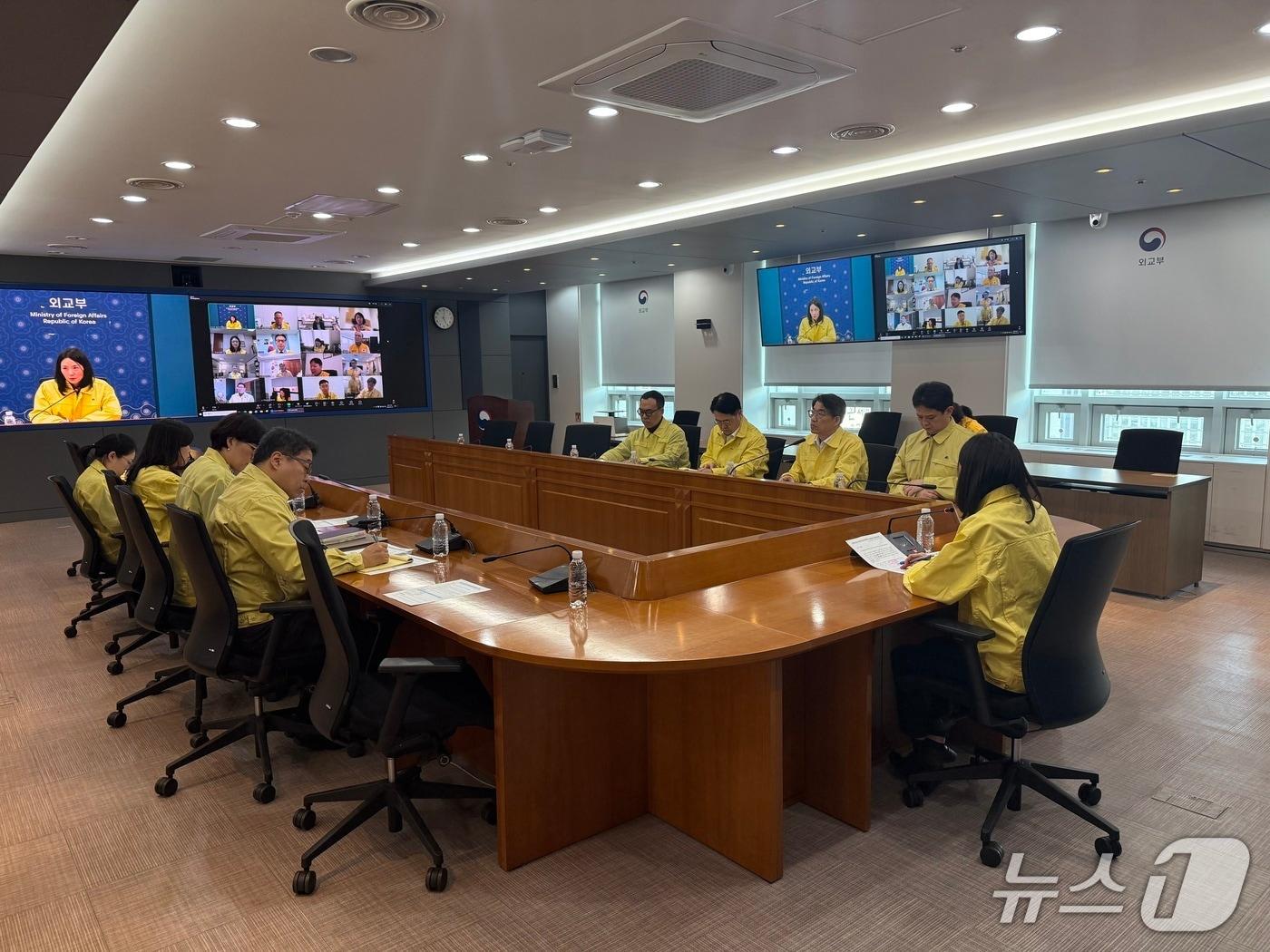 본문 이미지 -  김진아 외교부 2차관이 23일 중동 지역 정세 관련 재외국민보호대책본부 회의를 주재하고 있다. 2026.03.23. (외교부 제공)