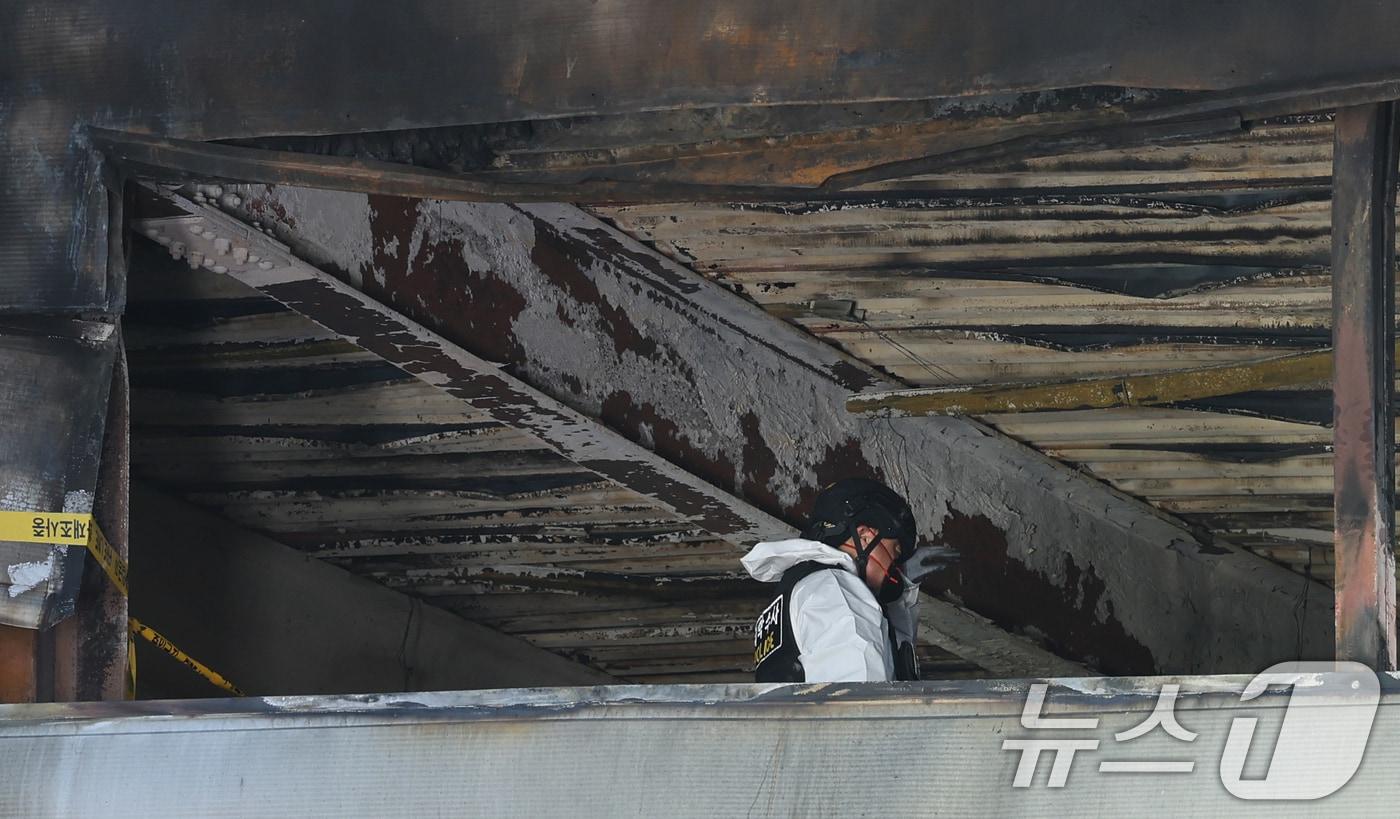 본문 이미지 - 74명의 인명피해가 발생한 대전 안전공업 화재와 관련해 23일 경찰과 소방, 고용노동부와 국립과학수사원 등 관계 기관이 합동 감식을 하고 있다. 2026.3.23 ⓒ 뉴스1 김기태 기자