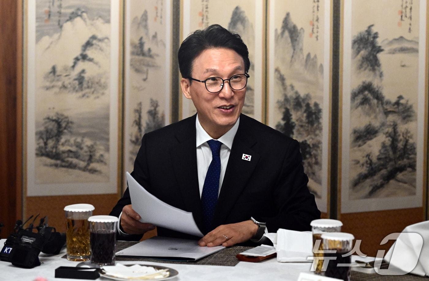 본문 이미지 - 김민석 국무총리가 23일 오후 서울 종로구 국무총리 서울공관에서 열린 생명대사 및 천명수호처 만찬간담회에 참석해 인사말을 하고 있다. 2026.3.23 ⓒ 뉴스1 청사사진기자단