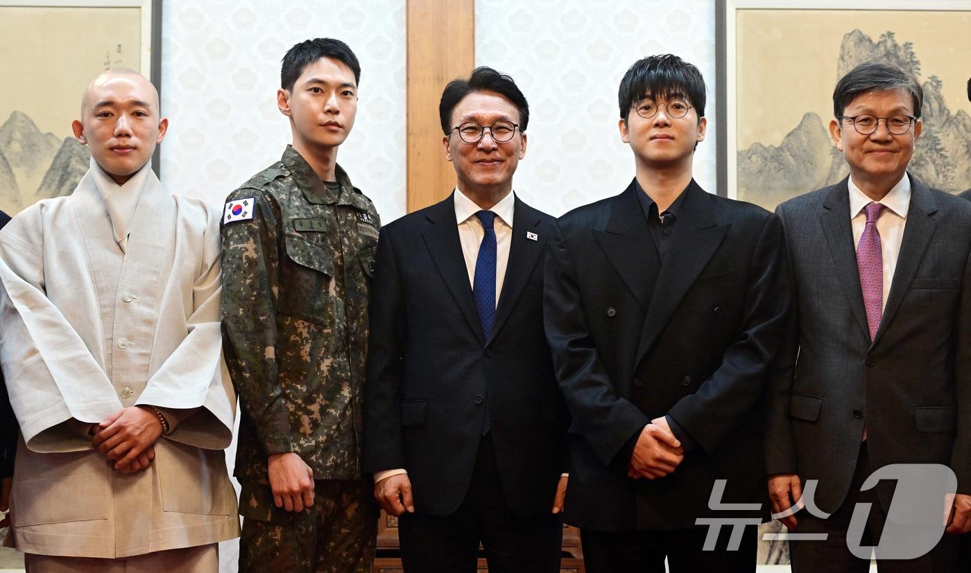 본문 이미지 - 김민석 국무총리가 23일 오후 서울 종로구 국무총리 서울공관에서 열린 생명대사 및 천명수호처 만찬간담회에 참석해 기념촬영을 하고 있다. 왼쪽부터 범정스님, NCT 도영, 김 총리, 매드클라운, 이장우 생명보험사회공헌재단 이사장. 2026.3.23 ⓒ 뉴스1 청사사진기자단