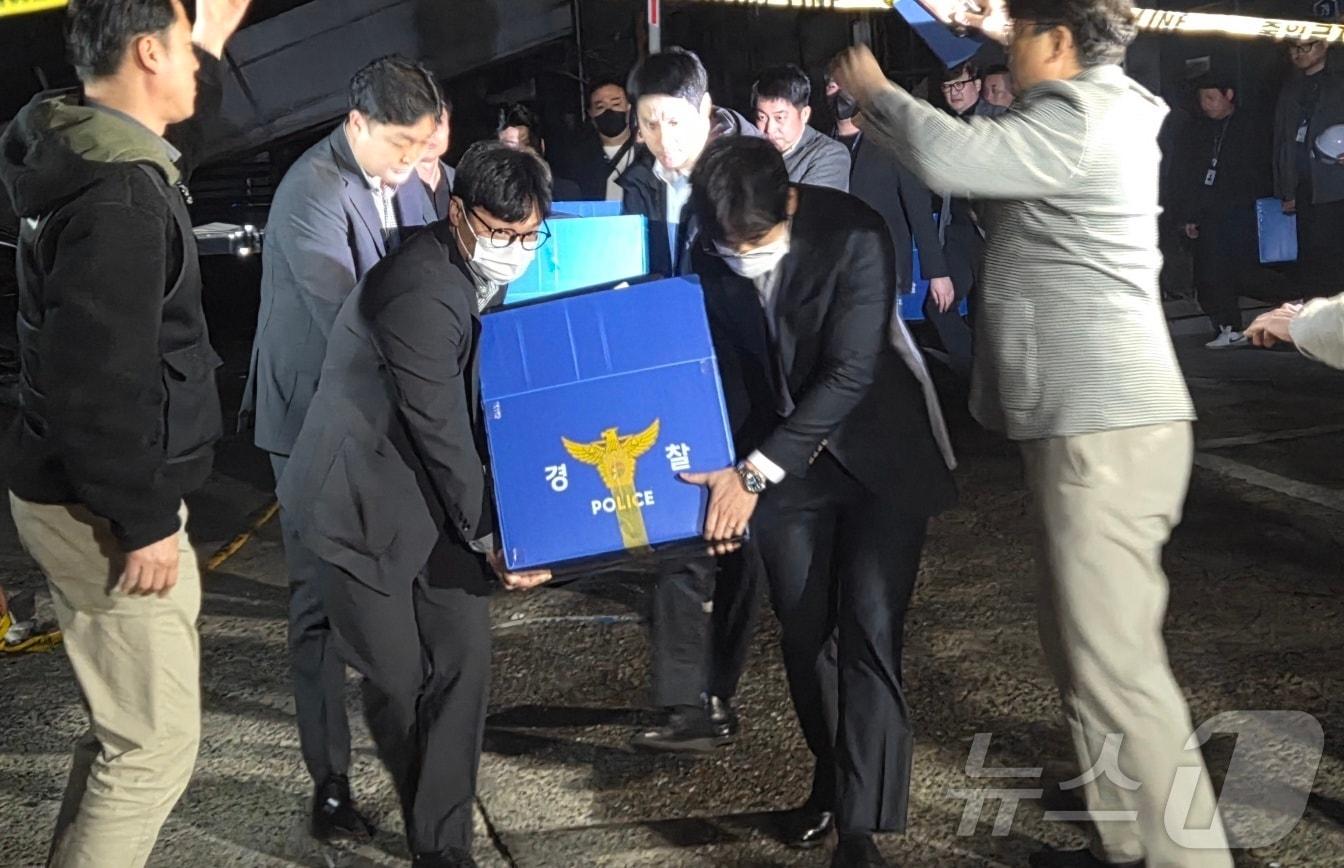 본문 이미지 - 경찰과 대전고용노동청이 23일 오후두 74명의 사상자가 발생한 대전 대덕산업단지 공장 화재 관련 안전공업 본사에 대한 압수수색을 마치고 압수품을 옮기고 있다. 2026.3.23 ⓒ 뉴스1 김종서 기자