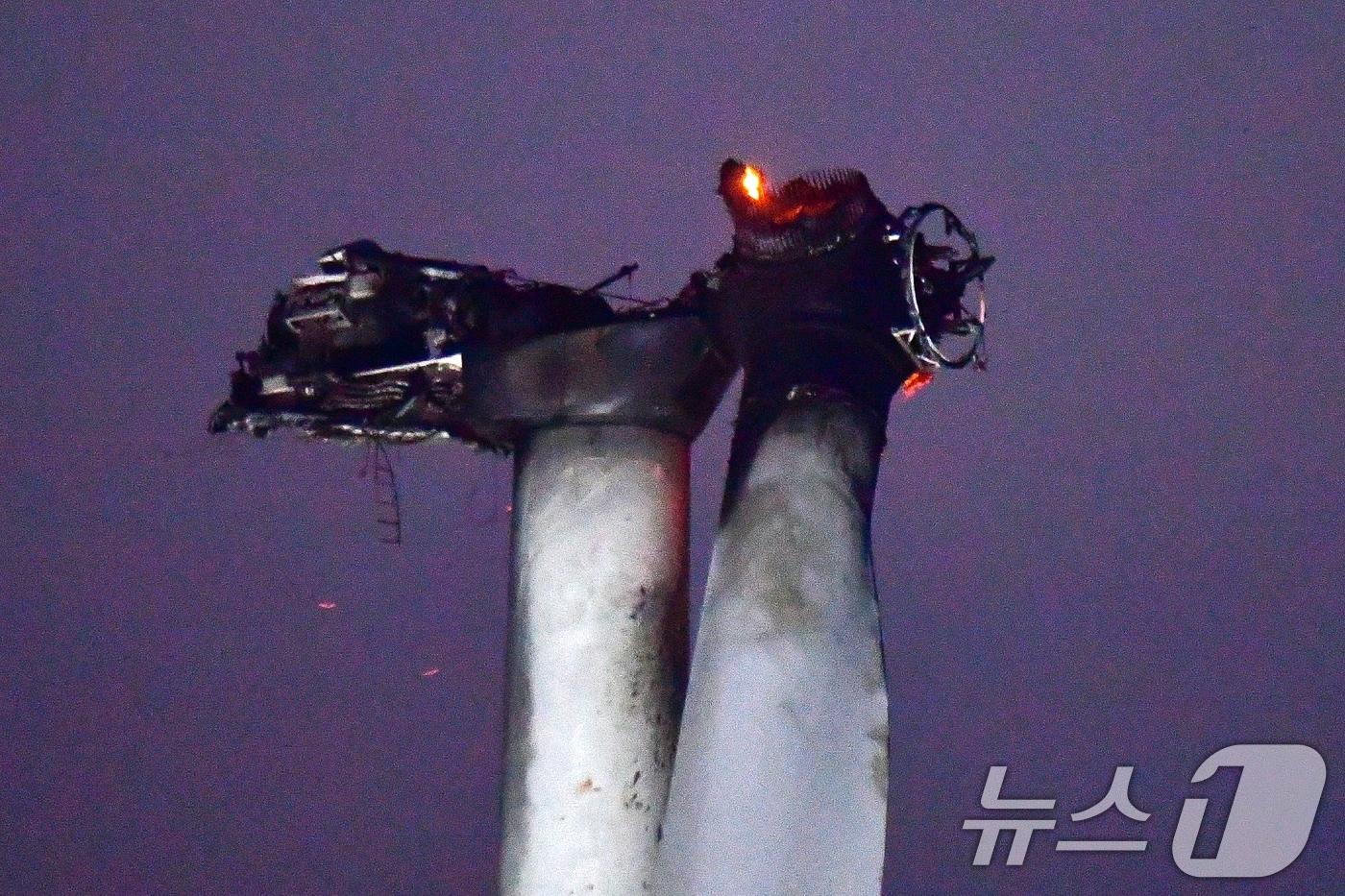 본문 이미지 - 23일 오후 경북 영덕군 창포리 풍력발전단지 내 풍력발전기에서 발생한 화재로 발전기 상부 타워와 블레이드 3개가 불에 탔다. 소방당국이 고가사다리차량을 이용 타워 부분에 남은 불을 끄기 위해 준비하고 있다. 2026.3.23 ⓒ 뉴스1 최창호 기자