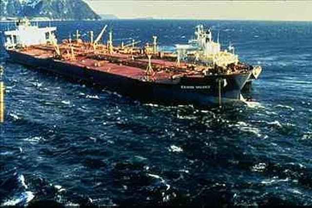 본문 이미지 - 엑손 발데스 호 기름 누출 사고 직후의 모습. (출처: USEPA Environmental-Protection-Agency, Public domain, via Wikimedia Commons)