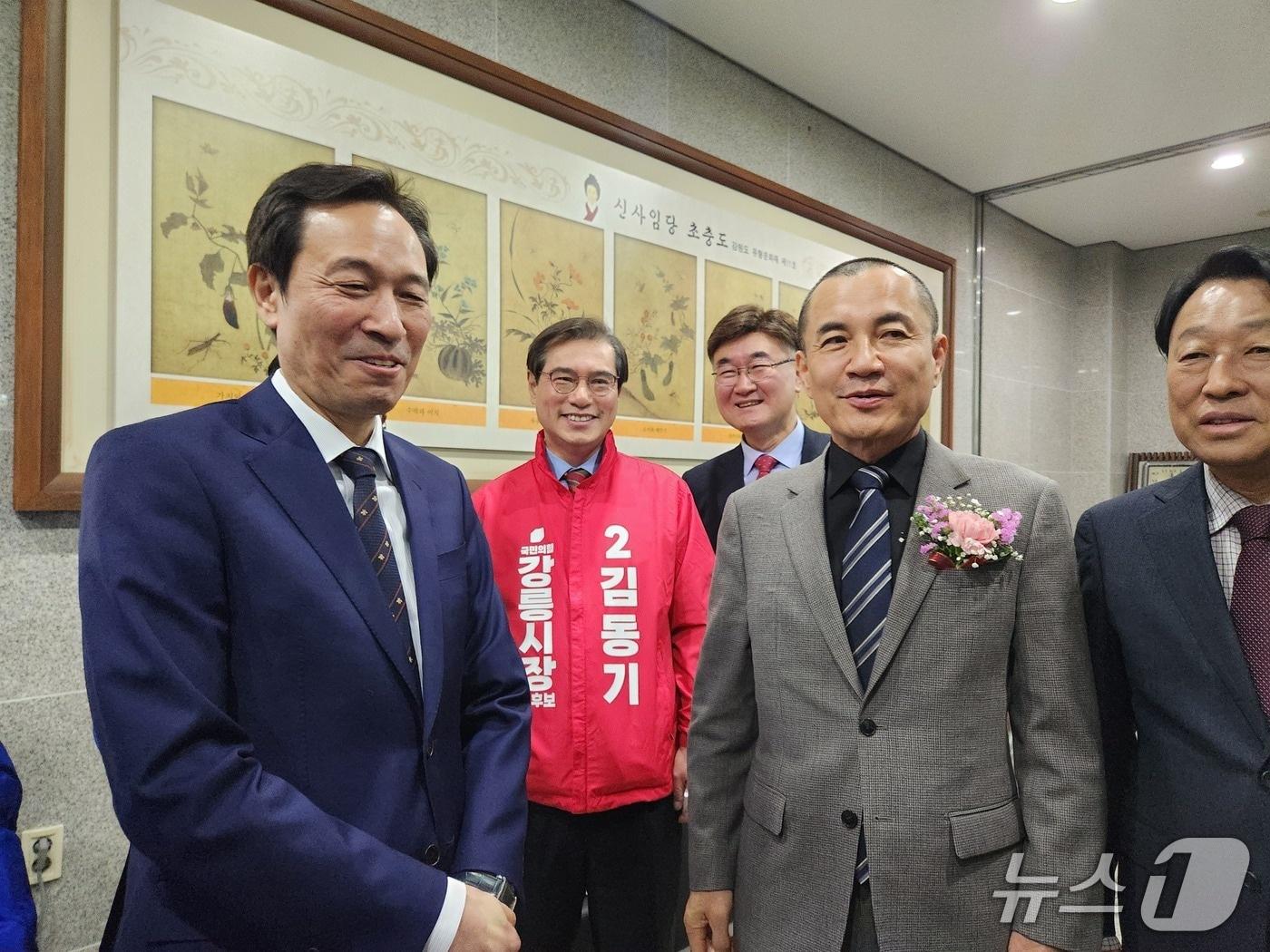 본문 이미지 - 지난달 20일 강릉농협에서 열린 강릉최씨 대종회 신년 하례회에서 김진태 강원도지사와 우상호 전 청와대 정무수석(현 더불어민주당 도지사 예비후보)이 인사하고 있다.(자료사진)/뉴스1 DB