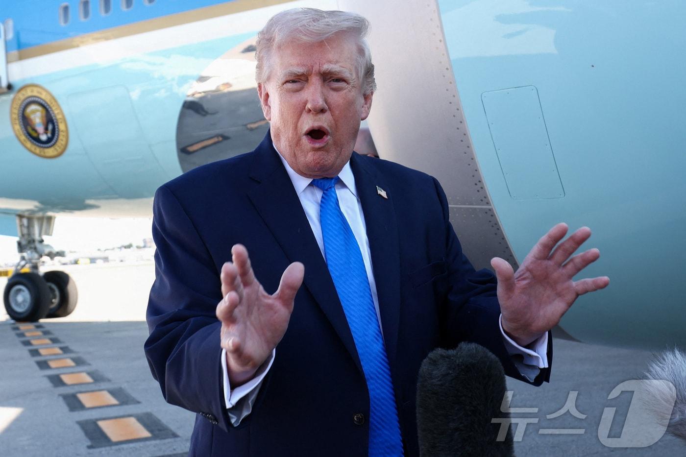 본문 이미지 - 도널드 트럼프 미국 대통령이 23일(현지시간) 플로리다주 웨스트팜비치에서 에어포스원(미 대통령 전용기)에 탑승하기 전 기자들의 질문에 답하고 있다. 2026.03.23. ⓒ 로이터=뉴스1