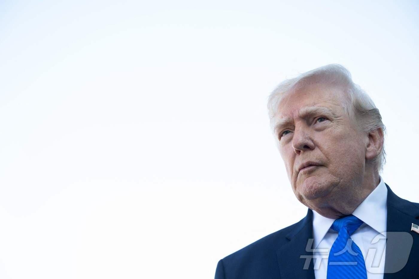 본문 이미지 - 도널드 트럼프 미국 대통령이 23일(현지시간) 플로리다주 웨스트팜비치에서 에어포스원(미 대통령 전용기)에 탑승하기 앞서 진행한 기자들과의 문답에서 질문을 듣고 있다. 2026.03.23. ⓒ AFP=뉴스1