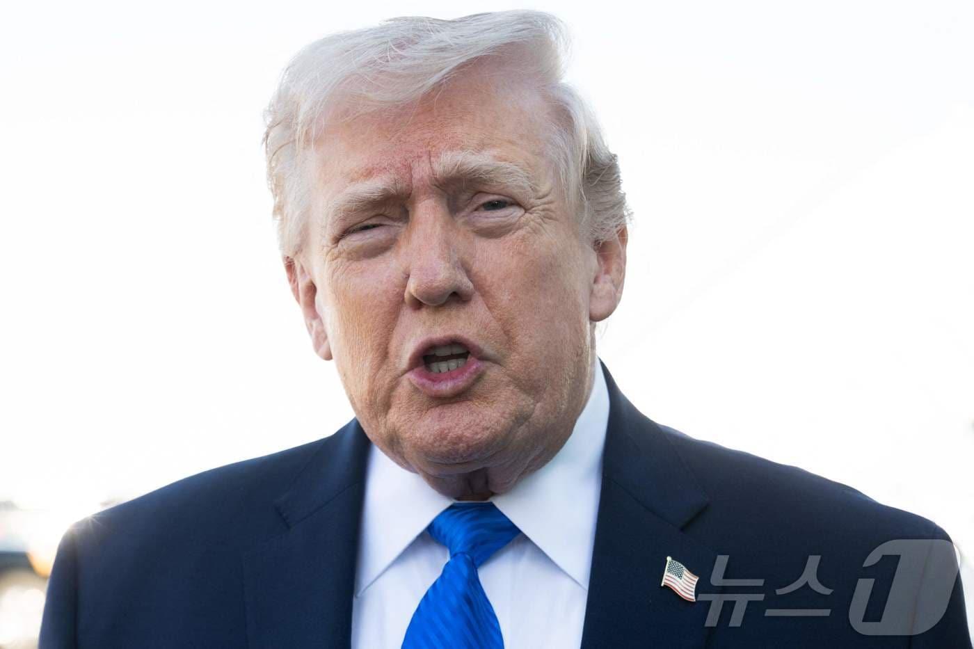 본문 이미지 - 도널드 트럼프 미국 대통령이 23일(현지시간) 플로리다주 웨스트팜비치에서 에어포스원(미 대통령 전용기)에 탑승하기 앞서 기자들의 질문에 답하고 있다. 2026.03.23. ⓒ AFP=뉴스1