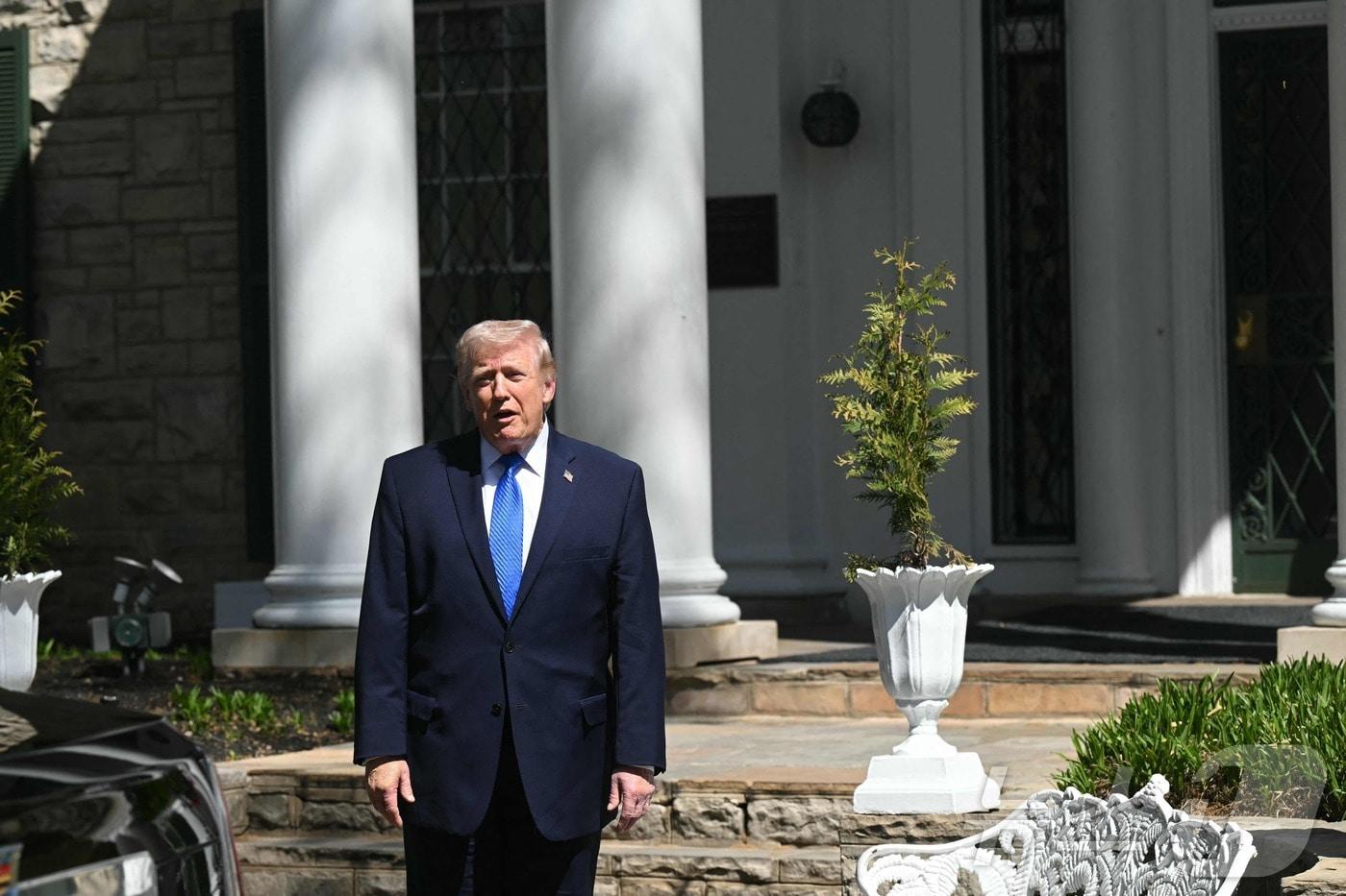 본문 이미지 - 도널드 트럼프 미국 대통령이 23일(현지시간) 테네시주 멤피스의 그레이스랜드(엘비스 프레슬리 저택)를 떠난 뒤 취재진과 대화하고 있다.2026.3.23ⓒ AFP=뉴스1