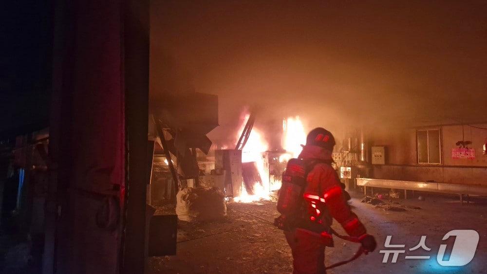 본문 이미지 - 논산 은진면 공장 화재 현장. (논산소방서 제공, 재판매 및 DB금지) / 뉴스1 