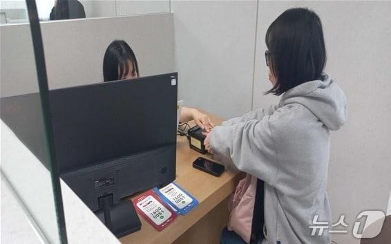 본문 이미지 - 외국인 유학생이 지문 등록을 하고 있다.(부산시 제공. 재판매 및 DB금지)