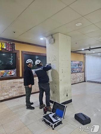 본문 이미지 - 해빙기 안전사고 예방을 위한 시설 점검 현장.(경기도 제공. 재판매 및 DB금지)