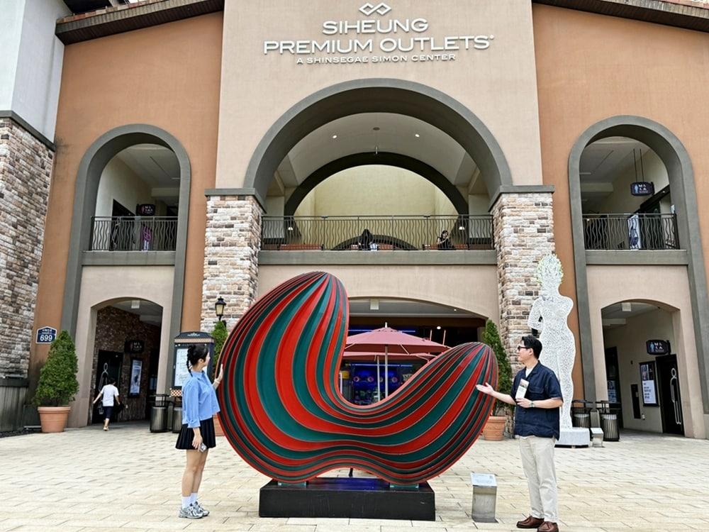 본문 이미지 - 신세계사이먼 시흥 프리미엄 아울렛 '야외 조각 전시 페스타' 시즌 1에 전시된 조각 작품(신세계사이먼 제공)
