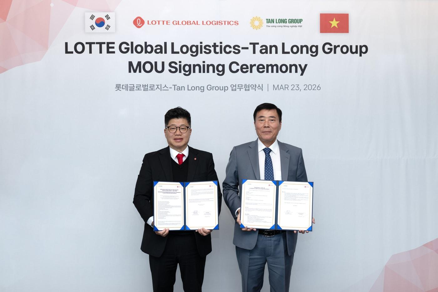 본문 이미지 - 롯데글로벌로지스는 지난 23일 잠실 롯데월드타워에서 강병구 롯데글로벌로지스 대표이사, 쯔엉 시 바(Trương Sỹ Bá) 떤롱그룹 회장 등이 참석한 가운데 상호 협력을 위한 업무협약(MOU)을 체결했다고 24일 밝혔다.(롯데글로벌로지스 제공)