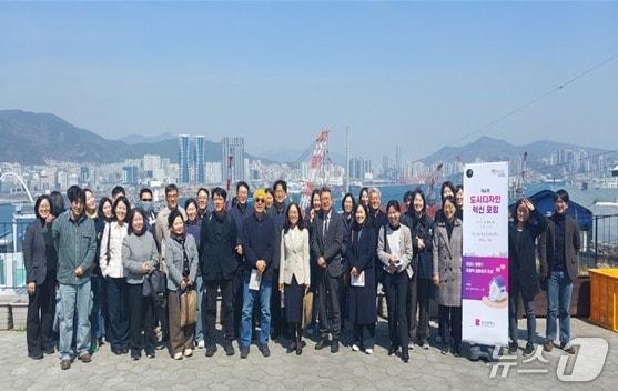 본문 이미지 - 참석자들이 기념 촬영을 하고 있다.(부산시 제공. 재판매 및 DB금지)