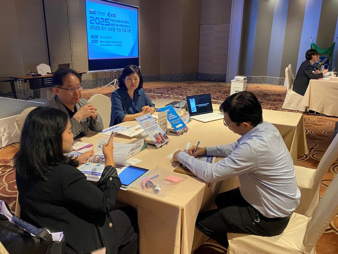 본문 이미지 - 2025년 INKE SPRING THAILAND 글로벌 밋업에서 참가기업 피플앤톡 관계자가 현지 바이어와 상담하고 있다.(벤처기업협회 제공)