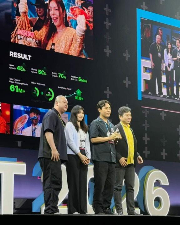 본문 이미지 - 이나영 G마켓 브랜드마케팅 매니저(왼쪽에서 두 번째)가 ‘애드페스트 2026’ 은상 수상 후 기념촬영을 하고 있다.(G마켓 제공)