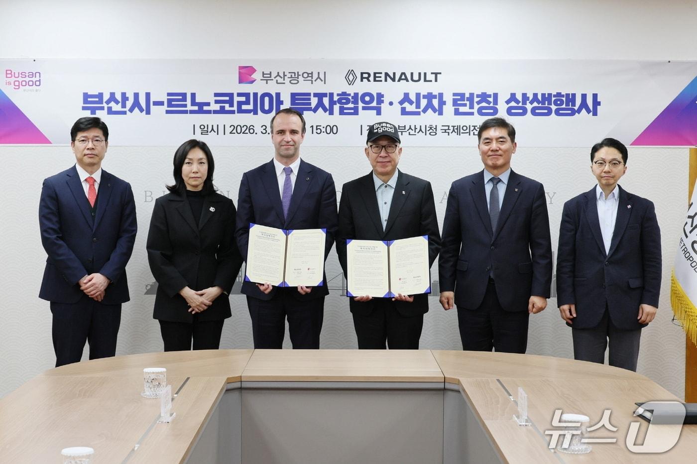 본문 이미지 - 르노코리아 부산공장 전기동력자동차 생산시설 구축에 대한 업무협약식 기념 사진(왼쪽부터 김광국 르노코리아 영업본부 남동지역본부장, 상희정 르노코리아 대내외전략본부장, 니콜라 파리 르노코리아 사장, 박형준 부산시장, 김봉철 부산시 디지털경제실장, 박동석 부산시 첨단산업국장)