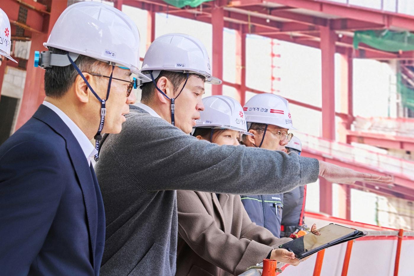 본문 이미지 -  정용진 신세계그룹 회장(왼쪽에서 두 번째)이 23일 스타필드 청라 건설 현장 곳곳을 둘러보는 모습.(신세계그룹 제공).