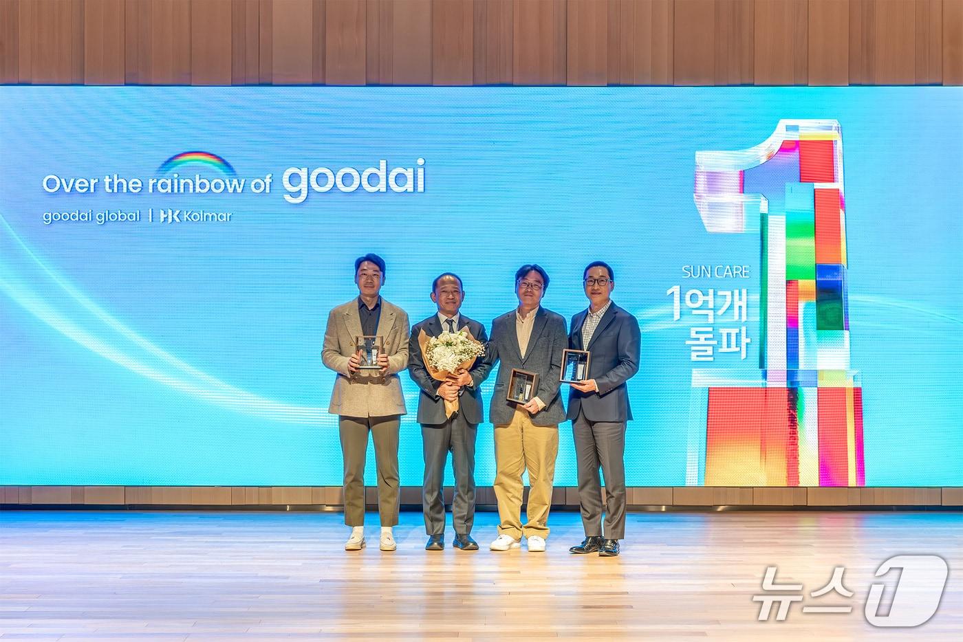 본문 이미지 - 지난 23일 서울 서초구 종합기술원에서 열린’오버 더 레인보우 오브 구다이’ 행사에서 최현규 한국콜마 대표이사(왼쪽 두번째)가 라운드랩 이영학 대표(왼쪽 첫번째), 구다이글로벌 원재성 전략기획본부장(왼쪽 세번째), 스킨1004 전항일 대표(왼쪽 네번째)와 기념사진을 촬영하고 있다.(한국콜마 제공)