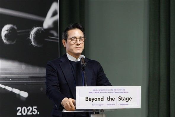 본문 이미지 - 지난해 열린 아르코 X WFIMC 국제포럼 현장에서 정병국 아르코 위원장.(한국문화예술위원회 제공)