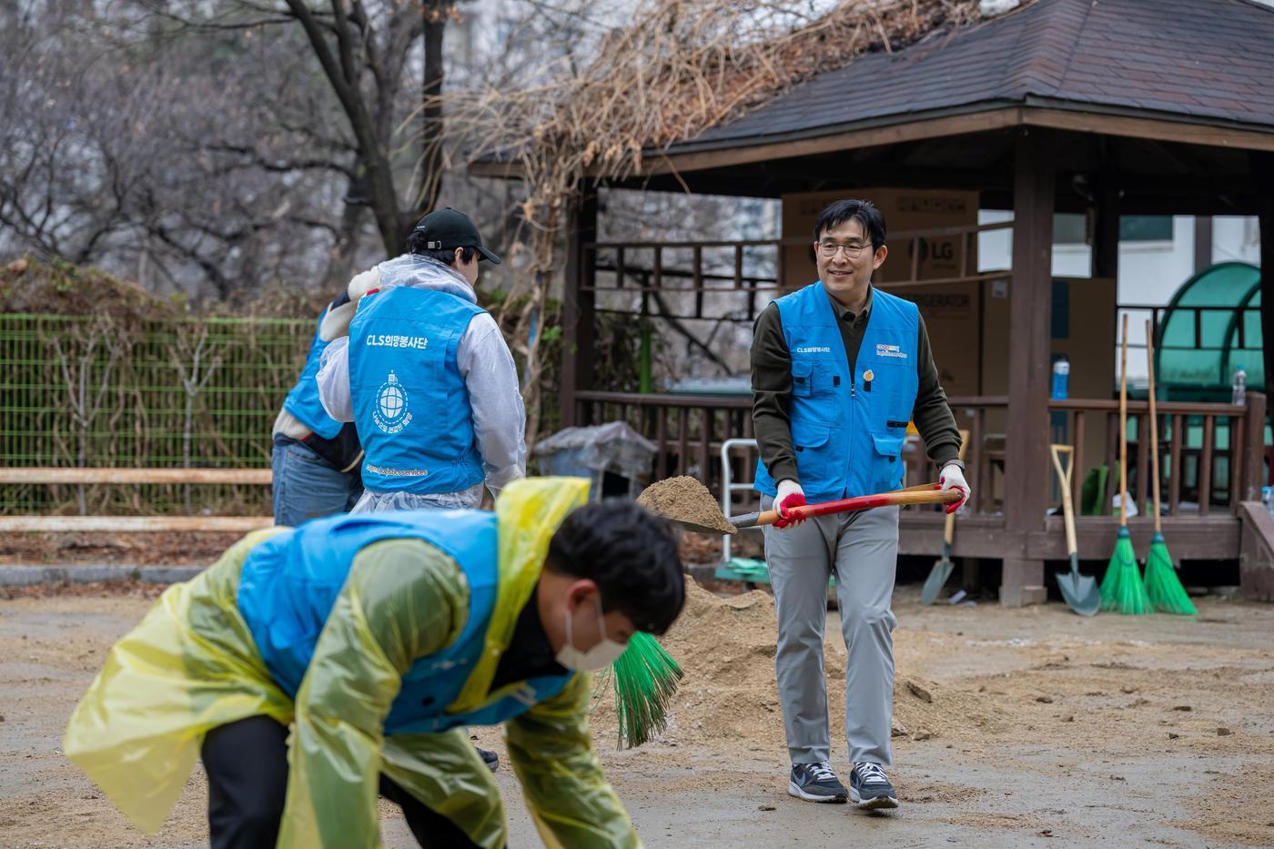 본문 이미지 - 홍용준 쿠팡로지스틱스서비스(CLS) 대표가 직원들과 함께 '이삭의집' 운동장 정비 봉사를 하고 있다.(쿠팡 제공)