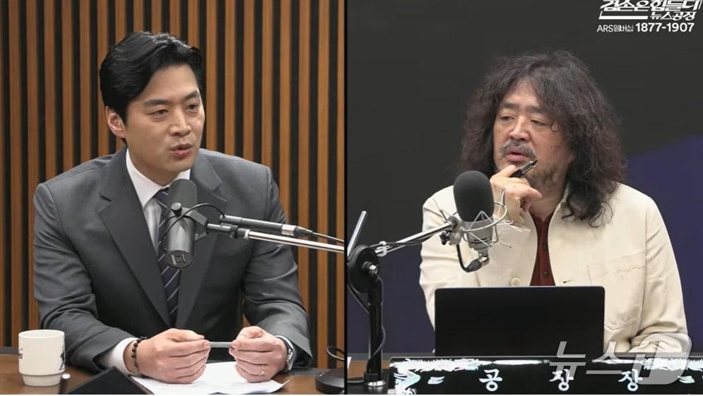 본문 이미지 - 지난 19일 김어준 씨의 유튜브 채널(김어준의 겸손은힘들다 뉴스공장)에 출연, 자신의 생각을 밝히고 있는 한준호 더불어민주당 의원. (유튜브 갈무리) ⓒ 뉴스1 