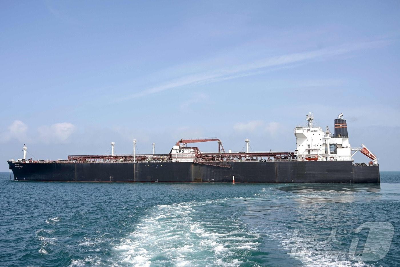 본문 이미지 - 인도 선박 ‘난다 데비’호가 액화석유가스(LPG)를 싣고 2026년 3월 17일 구자라트주 잠나가르 지역 바디나르 항에 도착했다. 이란이 호르무즈 해협 통과를 허용한 뒤 이뤄진 것으로, 중동 전쟁으로 여전히 혼란스러운 핵심 에너지 수송로에서 드문 사례로 평가된다. 2026.03.17.ⓒ AFP=뉴스1