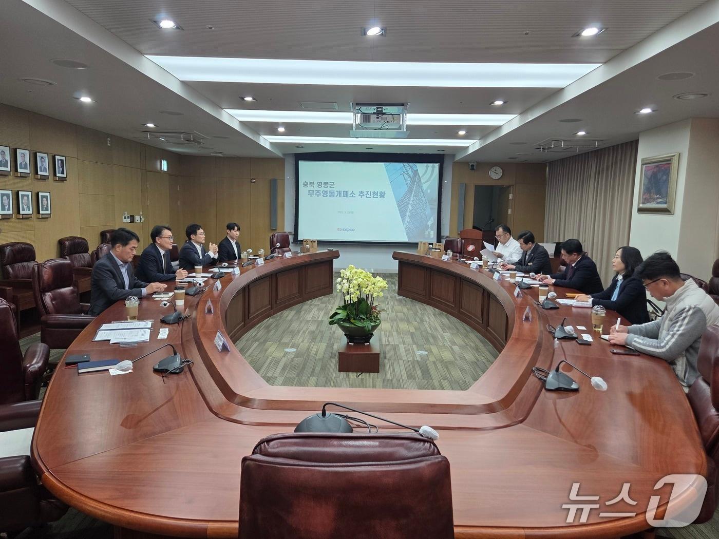 본문 이미지 - 정영철 영동군수가 한전 본사를 찾아 송전선로 건설사업과 관련한 입장을  밝히고 있다. (영동군 제공. 재판매 및 DB금지)