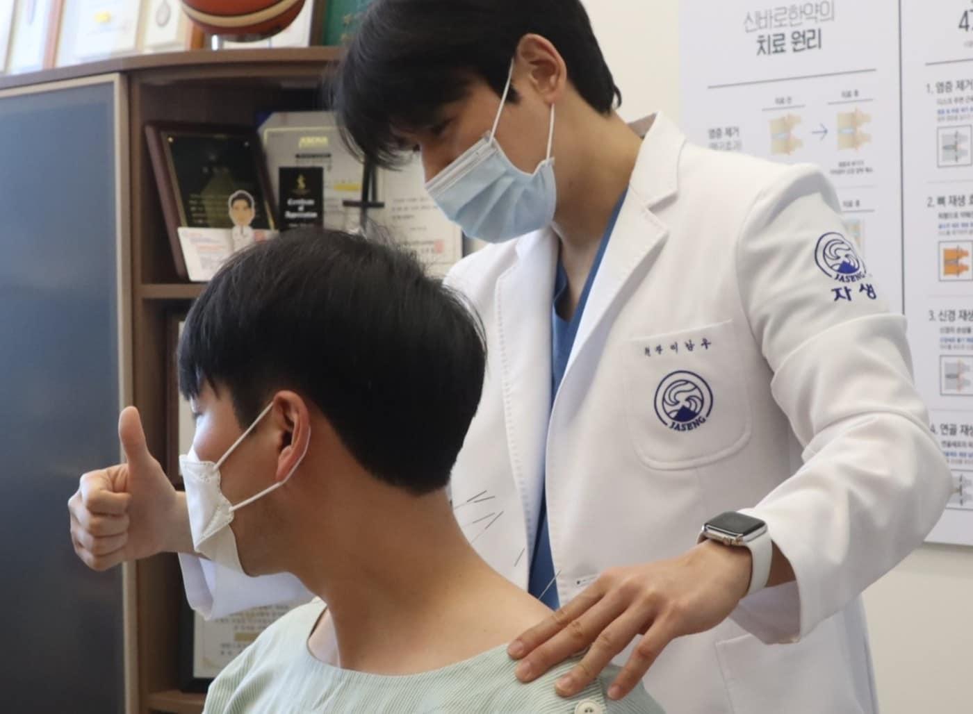 본문 이미지 - 급성 경항통 환자에게 의료진이 동작침법을 실시하고 있다.(자생한방병원 제공)