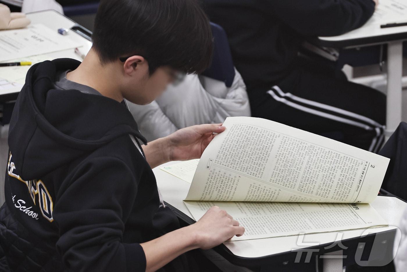 본문 이미지 - 올해 첫 전국 단위 모의고사인 2027학년도 3월 전국연합학력평가(학력평가)가 치러진 24일 오전 서울 서초구 반포고등학교 3학년 교실에서 학생들이 시험지를 받고 검사하고 있다. 2026.3.24 ⓒ 뉴스1 사진공동취재단