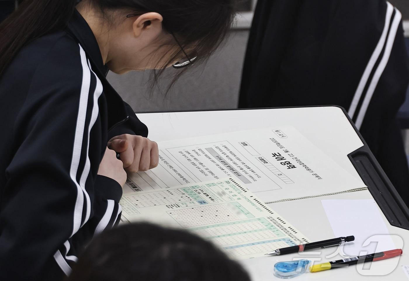 본문 이미지 - 올해 첫 전국 단위 모의고사인 2027학년도 3월 전국연합학력평가가 치러진 24일 오전 서울 서초구 반포고등학교 3학년 교실에서 학생들이 시험지를 받고 검사하고 있다. 2026.3.24 ⓒ 뉴스1 사진공동취재단