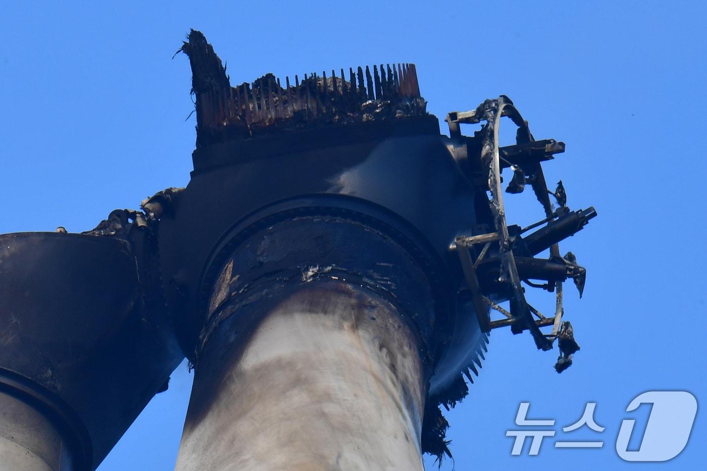 본문 이미지 - 경북 영덕군 창포리 풍력발전기 화재 사고 이틀째인 24일 오전 소방당국이 발전기 블레이드에 남아있는 불을 진화하고 있다. 소방당국은 블레이드 3개 중 지상으로 추락한 블레이드 내부에 대한 진화작업을 벌이는 한편, 지상에 있는 타워 부분에 대한 진화도 헬기를 투입 진화한다는 계획이다. 2026.3.24 ⓒ 뉴스1 최창호 기자